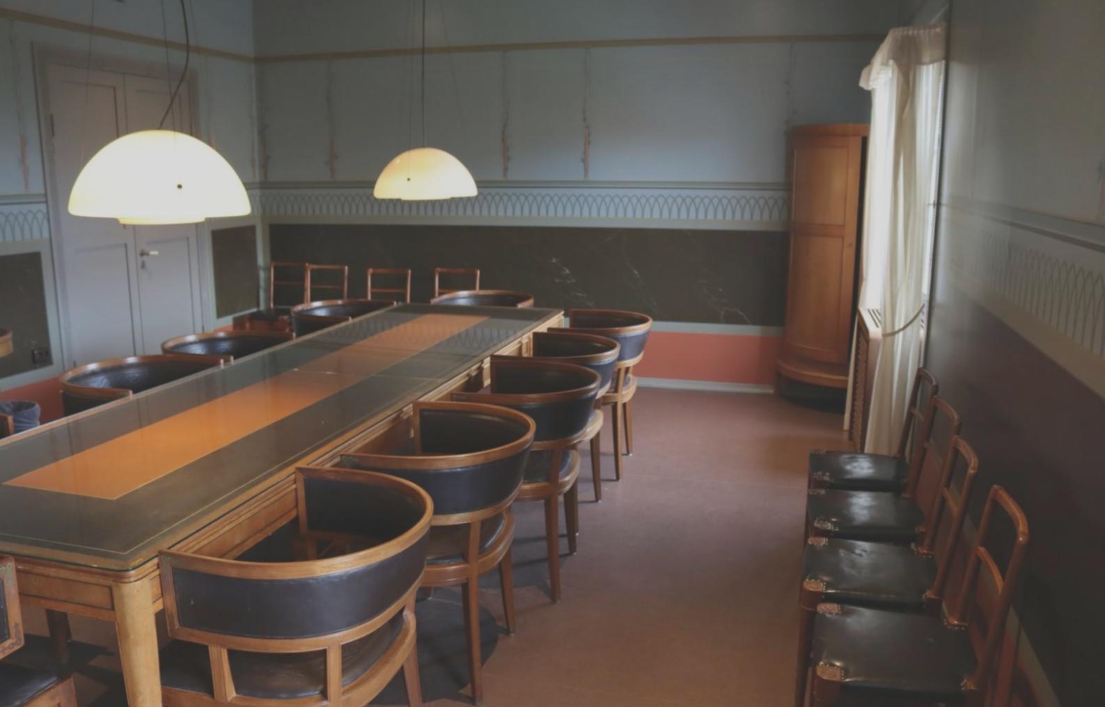 Equipo de trabajo colaborando en estrategias financieras