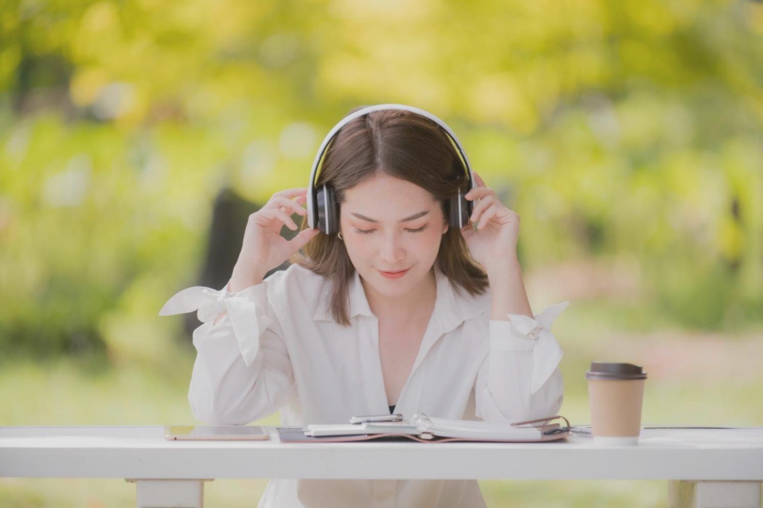 Empresarios revisando estrategias financieras en reunión